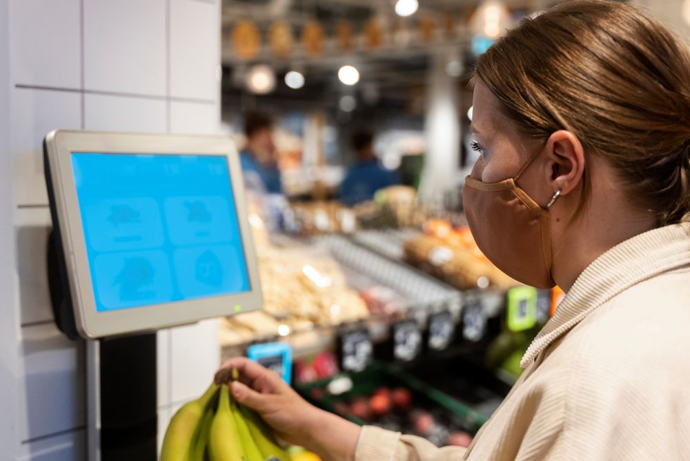 side-view-woman-shopping-with-mask